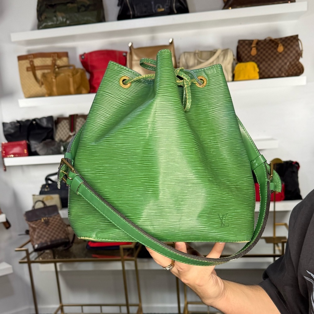 LV EPI BUCKET BAG